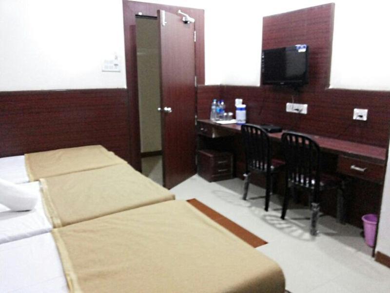 Oyo 11945 Hotel Glory Palace Indore Bagian luar foto
