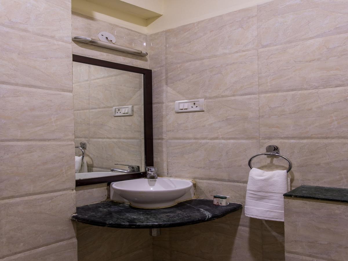 Oyo 11945 Hotel Glory Palace Indore Bagian luar foto